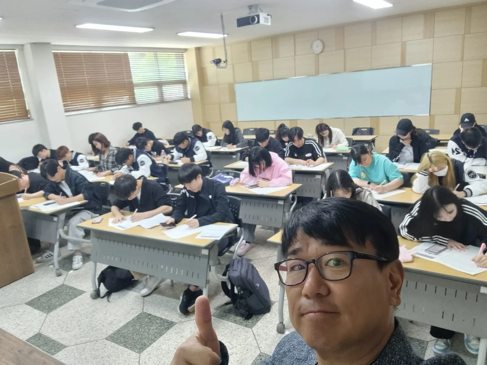 행사 명찰을 들고 준비하는 진행자의 손