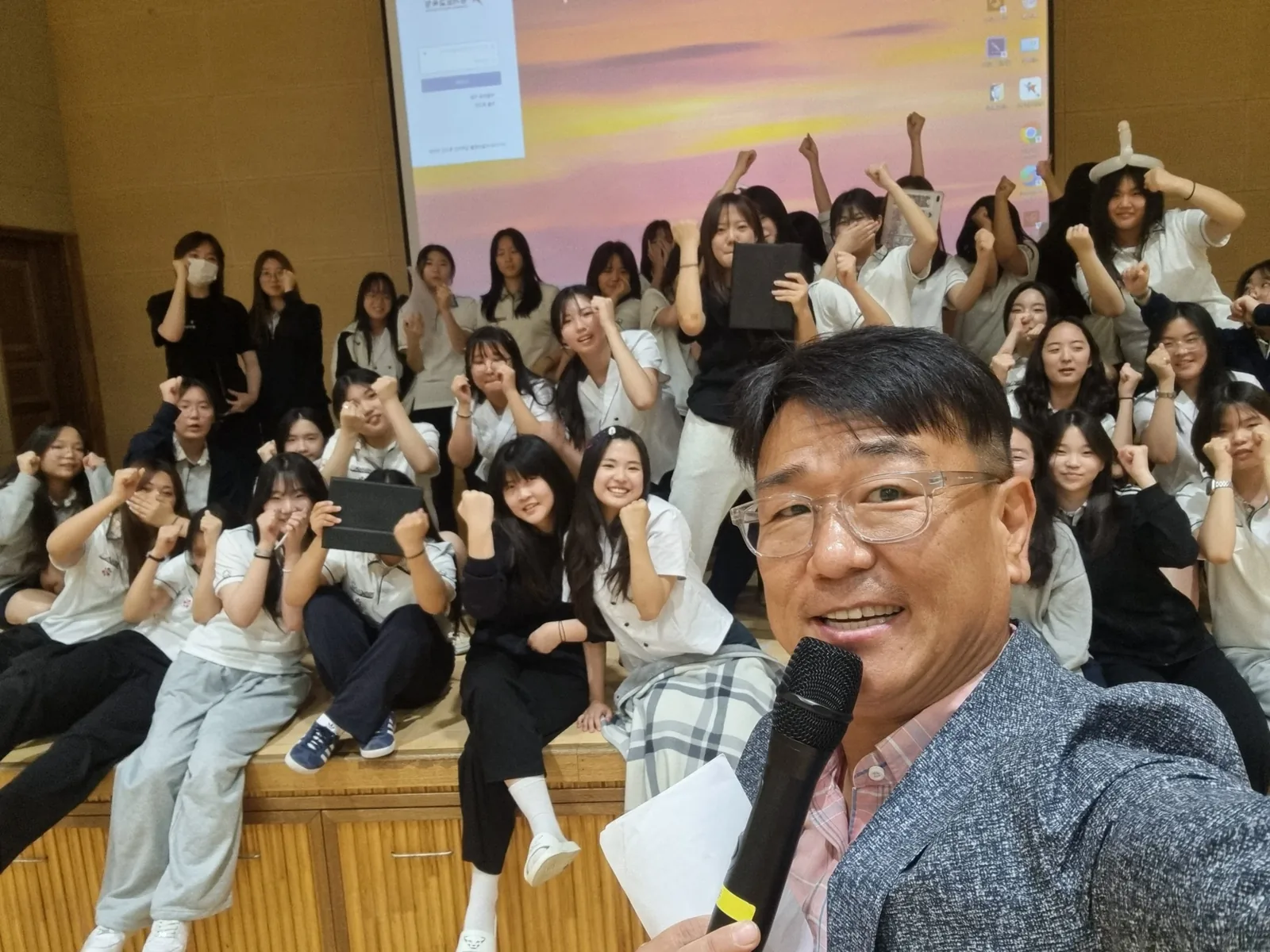 워크숍 세미나실에서 발표를 듣는 참가자들