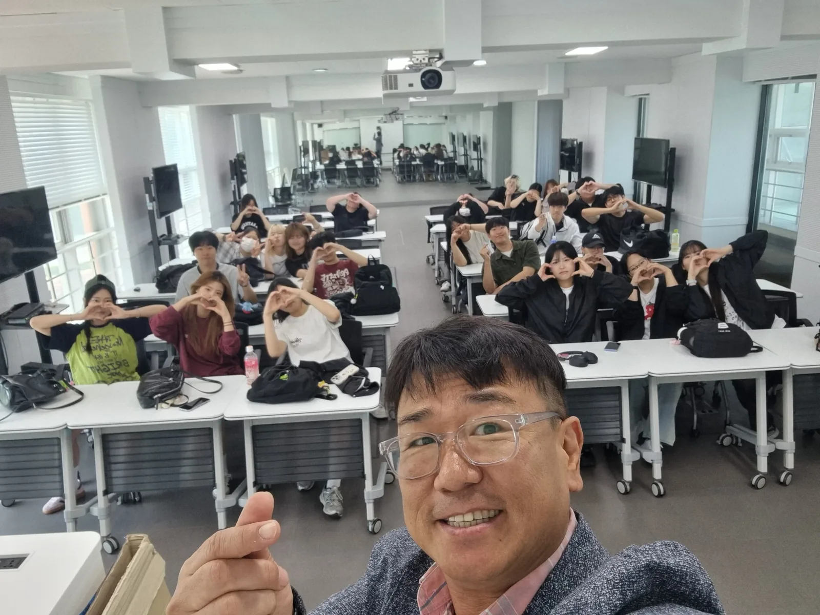워크숍 세미나실에서 노트북을 보며 참여하는 참가자들