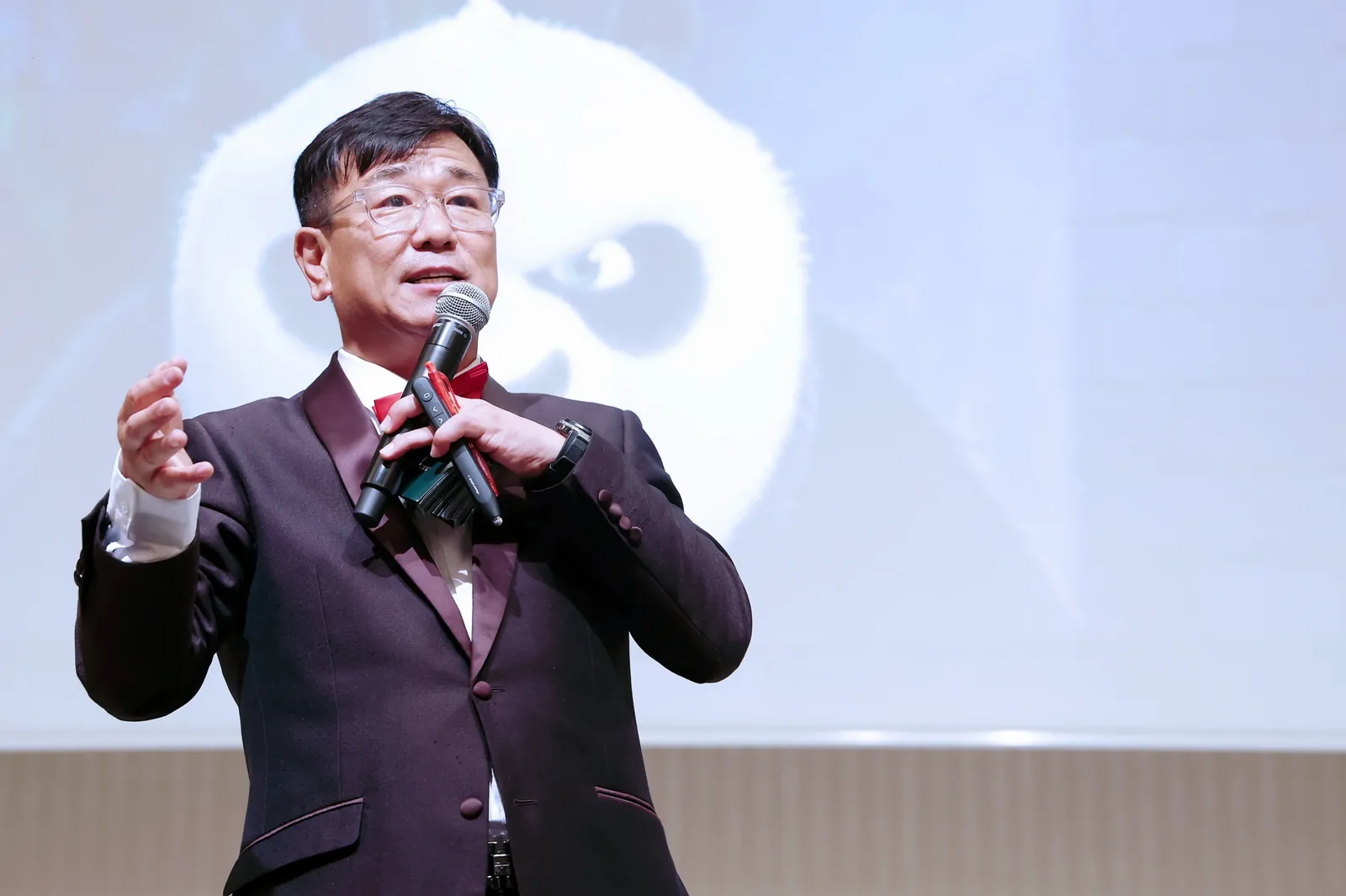 퀴즈 화면 앞에서 진행하는 워크샵 진행자