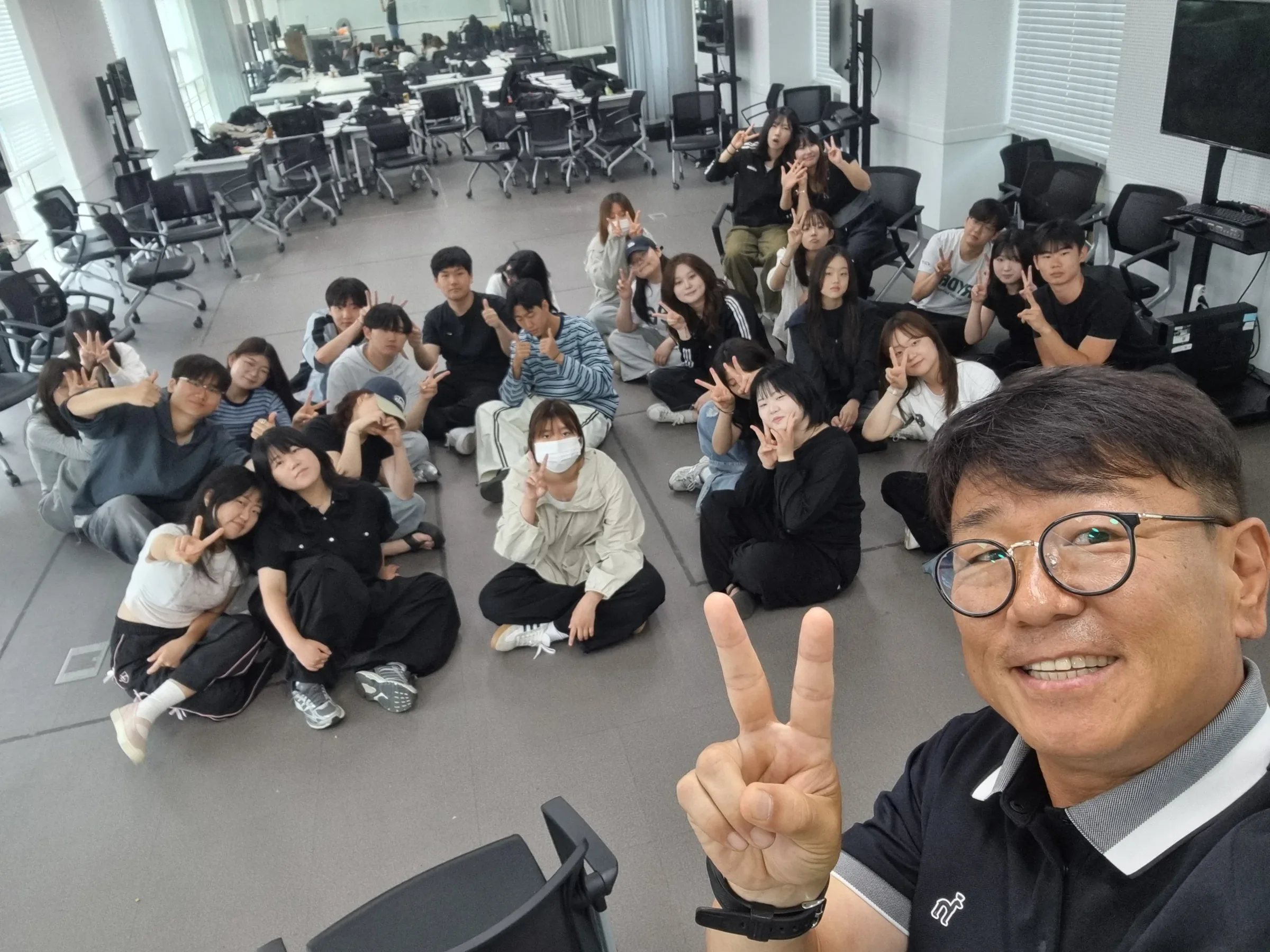 실내 세미나실에서 참가자들과 함께 촬영한 단체 사진