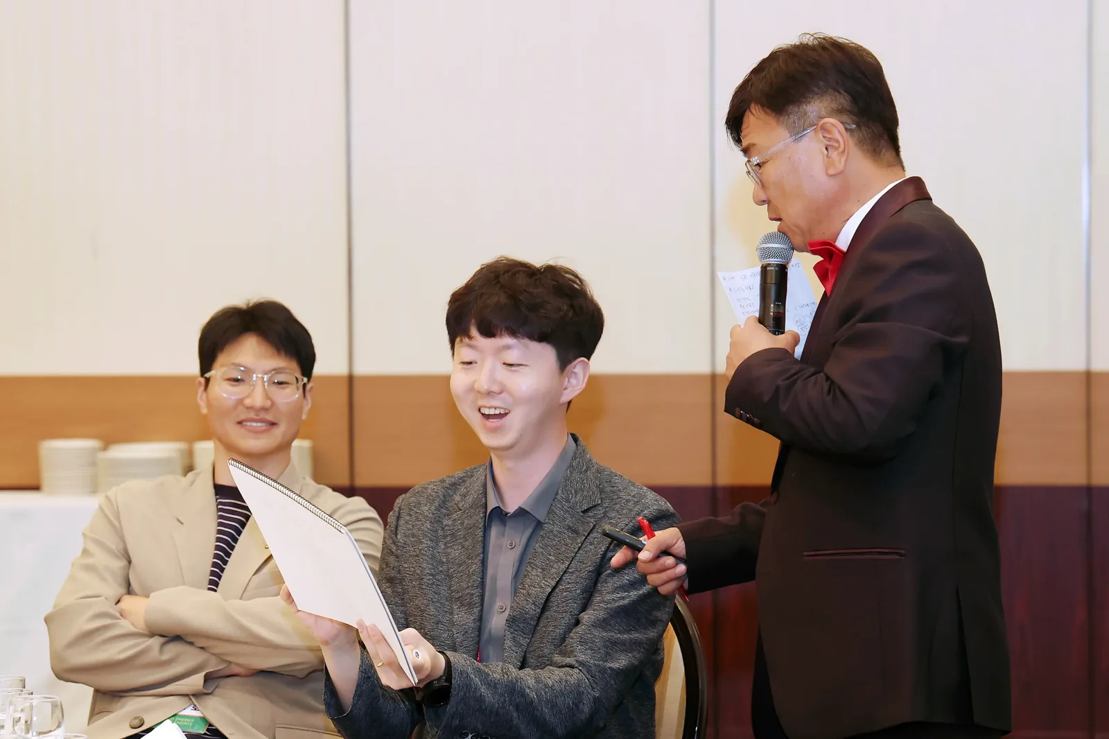 워크숍 현장에서 참가자와 대화하며 진행하는 모습
