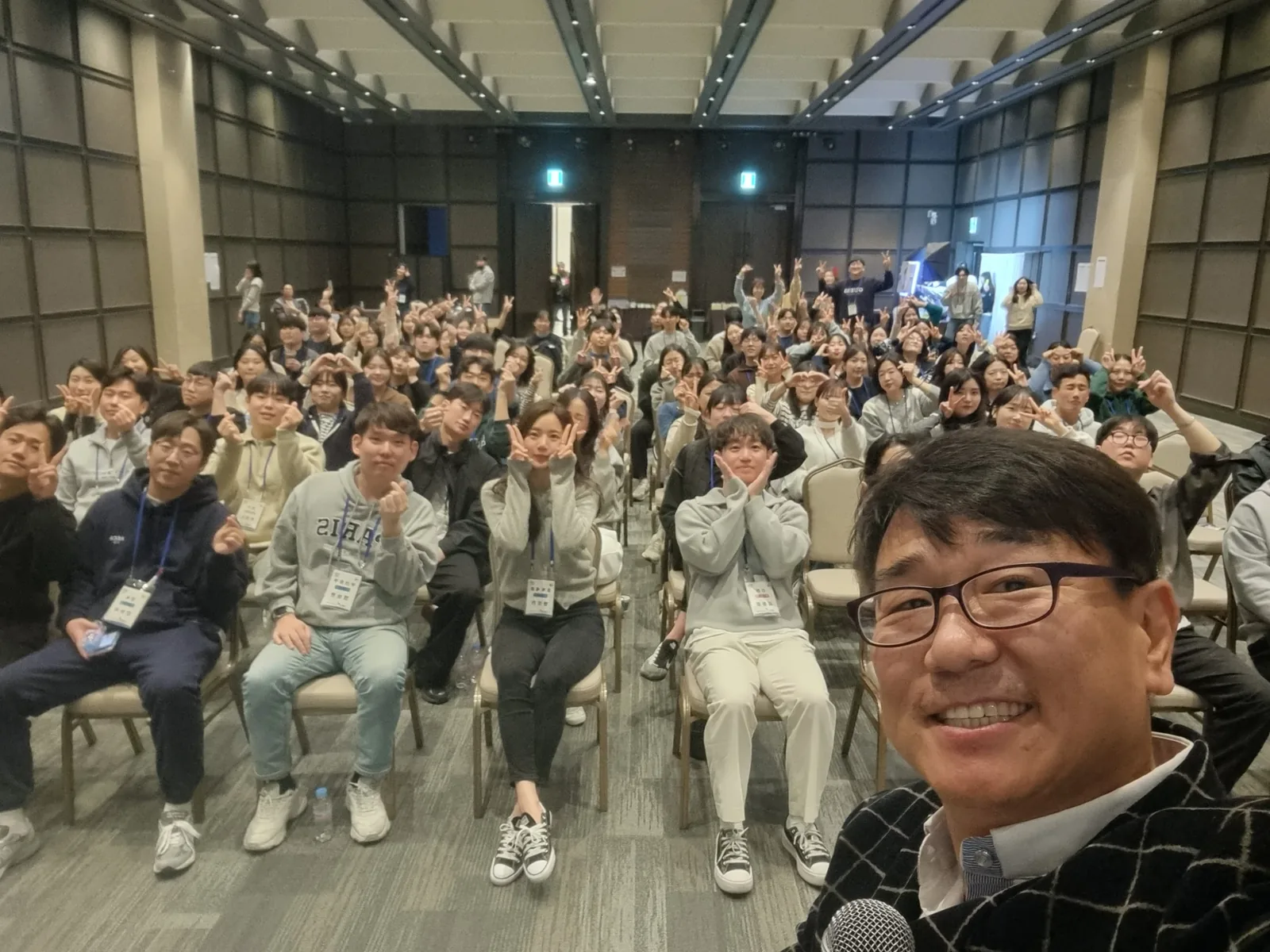 실내 세미나 형태로 진행되는 워크숍 참가자들