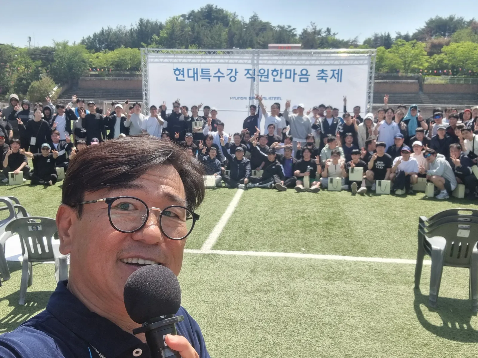 워크숍 현장에서 참가자와 소통하며 진행하는 MC